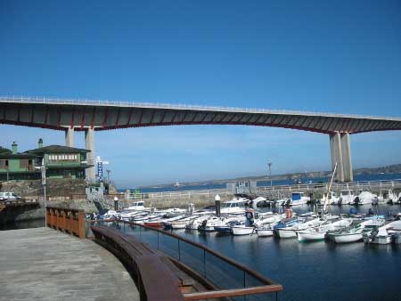 Puente los Santos desde el puerto de Ribadeo (Lugo).
