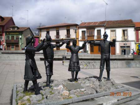 Plaza "Les Campes" de Pola de Siero (Asturias)