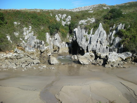 Playa de Gulpiyuri Naves(Llanes) Asturias