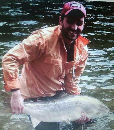 Guy Peters devuelve una hembra de salmón a aguas del río Narcea (Asturias)