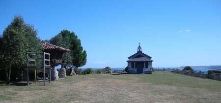 Campo y ermita de La Regalina de Cadavedo (Valdés-Asturias)