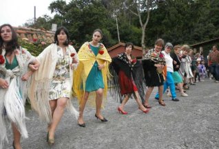 Mantones de Manila en las Fiestas de Cué (Llanes) Asturias