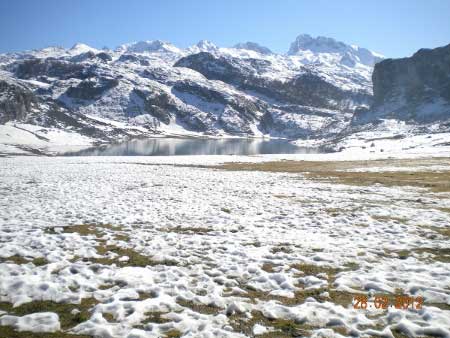 Lago Ercina de Covadonga en invierno.