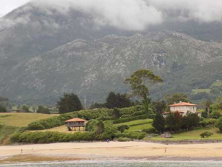Playa de La Isla (Colunga) y falda norte del monte Sueve (Asturias)