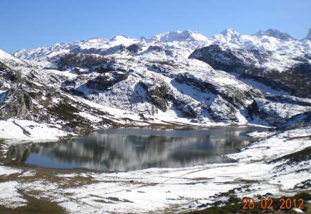 Lago Ercina de Covadonga nevado (Asturias)