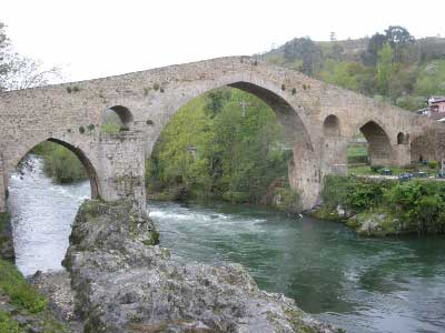 Puente medieval sobre el Sella en Cangas de Onís (Asturias)