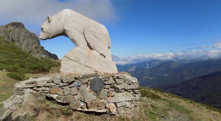 Monumento al oso pardo en Llesba (Cantabria).