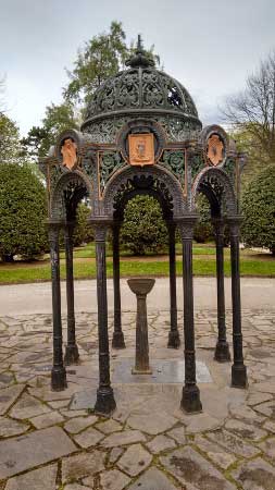 Parque Isabel La Católica de Gijón, fuente ornamental escocesa de 1890.