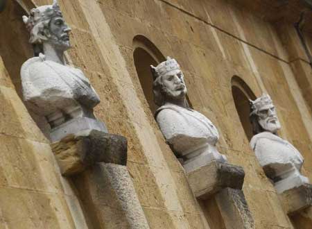 Bustos de Reyes asturianos en el Jardin de los Reyes Caudillo de Oviedo.