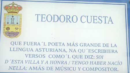 Placa en honor del poeta bablista Teodoro Cuesta en Mieres